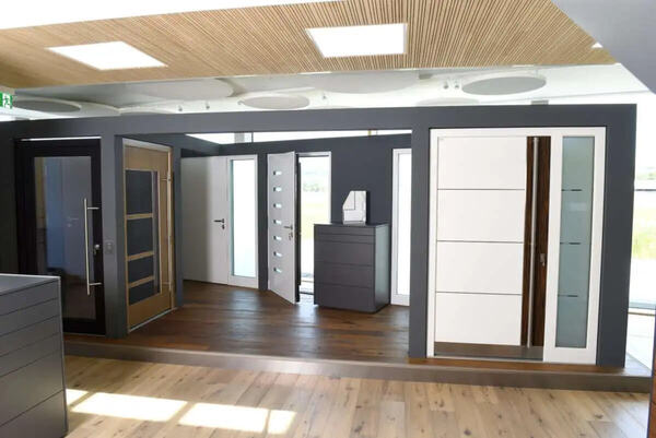 Moderne Haustüren in verschiedenen Designs und Materialien in einer Ausstellung präsentiert.